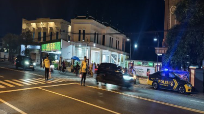 Polsek Ngantru Laksanakan Gatur Lalin dan PAM Sholat Tarawih di Masjid Al Ishlah