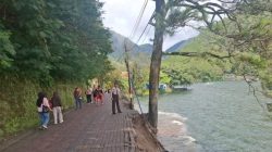 Talud Telaga Sarangan Longsor, 7 Motor Tercebur ke Danau: Petugas Sigap Evakuasi Pengunjung